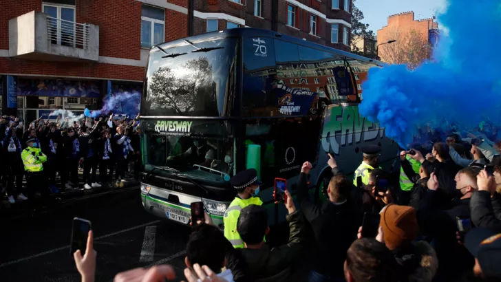 Фанаты Челси встречают автобус