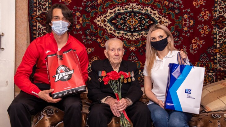 День Победы на Донбассе: ветеранов поздравили благотворители и спортсмены | Фото: ХК "Донбасс"