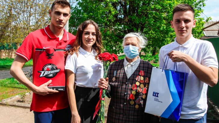 День Победы на Донбассе: ветеранов поздравили благотворители и спортсмены | Фото: ХК "Донбасс"