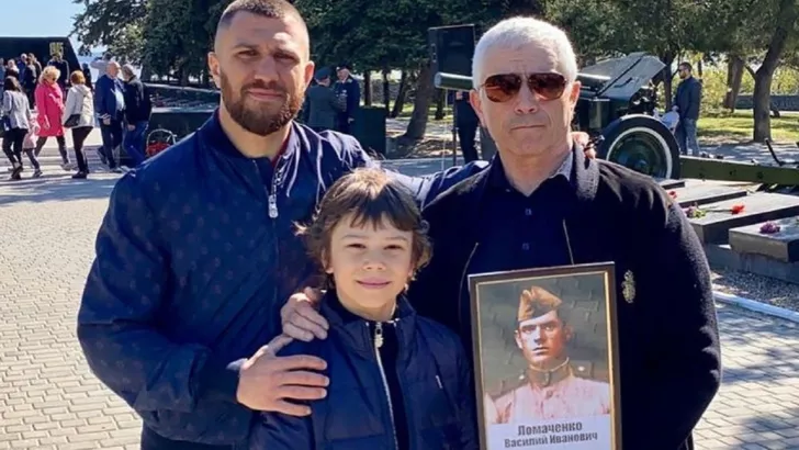 Василий Ломаченко с отцом и сыном