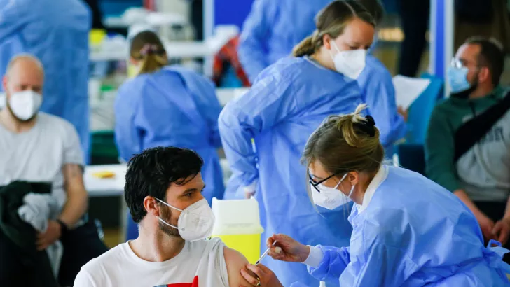 Вакцинация против коронавируса. Фото: REUTERS/Thilo Schmuelgen