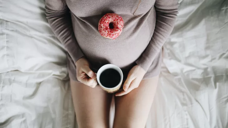 Кава вагітної не варто пити, якщо є загроза викидня