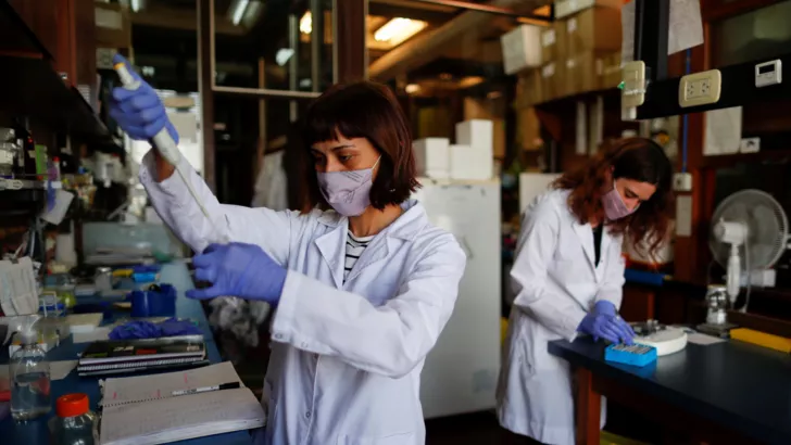 Лаборатория по созданию вакцин. Фото: REUTERS/Agustin Marcarian