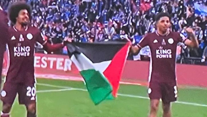 Уэсли Фофана и Хамза Чоудури с флагом Палестины