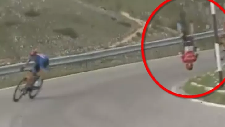 Матей Мохорич влетел головой в асфальт после падения на "Джиро д'Италия"