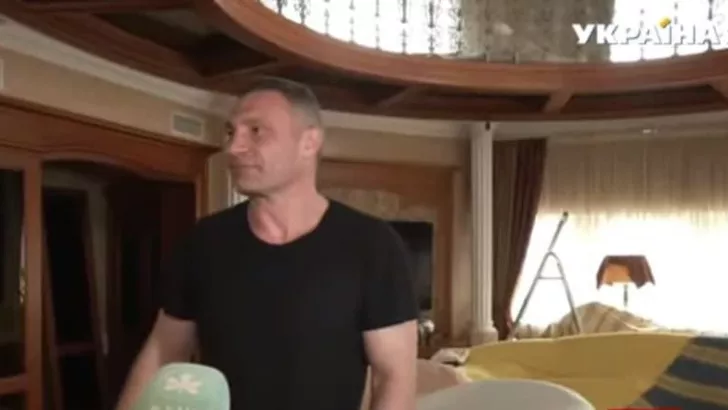 Кличко пустил журналистов в свой дом. Скриншот из видео