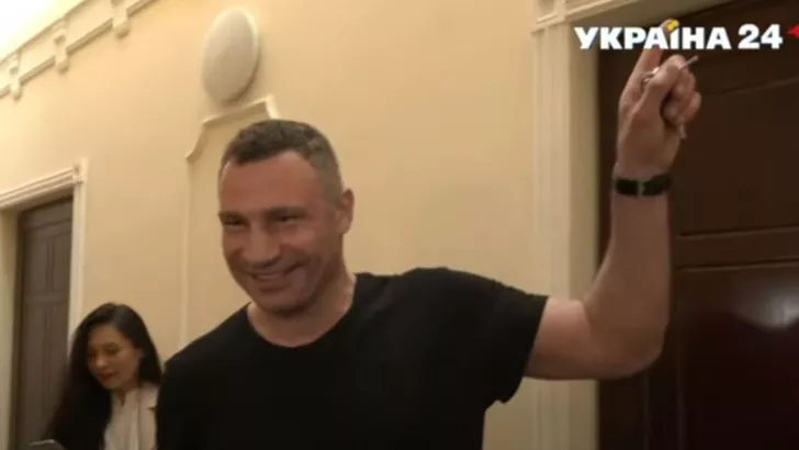 Виталий Кличко возле своей квартиры. Скриншот
