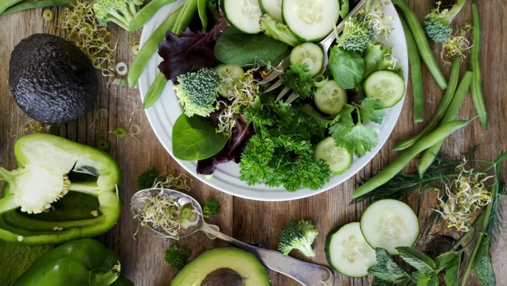 Вітамін В-9 можна знайти в листових овочах, авокадо, броколі, паприці