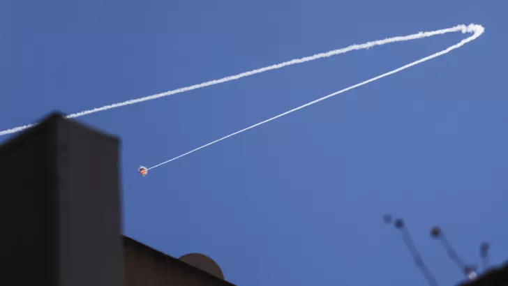 Израильская противоракетная система "Железный купол" перехватывает ракету. Фото: REUTERS/Baz Ratner