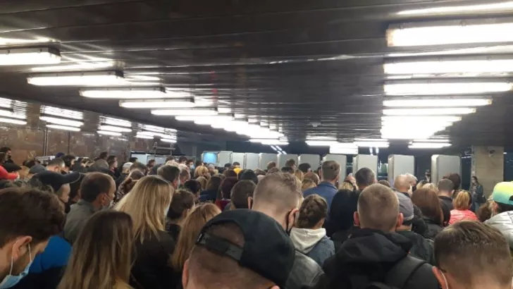 Толпа пассажиров не могут попасть в метро на Позняках. Фото: Александр Марущак, "Сегодня"