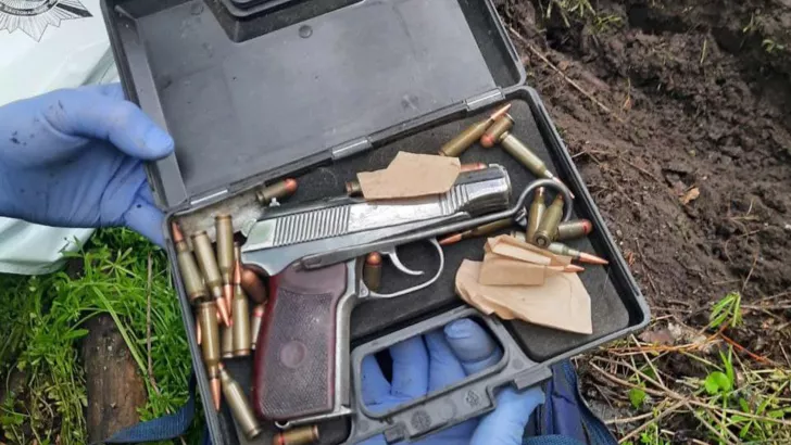 У будинку підозрюваного копи виявили пістолет і автомат Калашникова. Фото: ГУНП