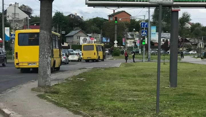 У Львові побилися водії автобусів маршруту №184. Фото: Varta1