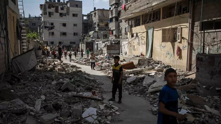 Дети на развалинах после бомбардировки. Фото: AP Photo/Khalil Hamra
