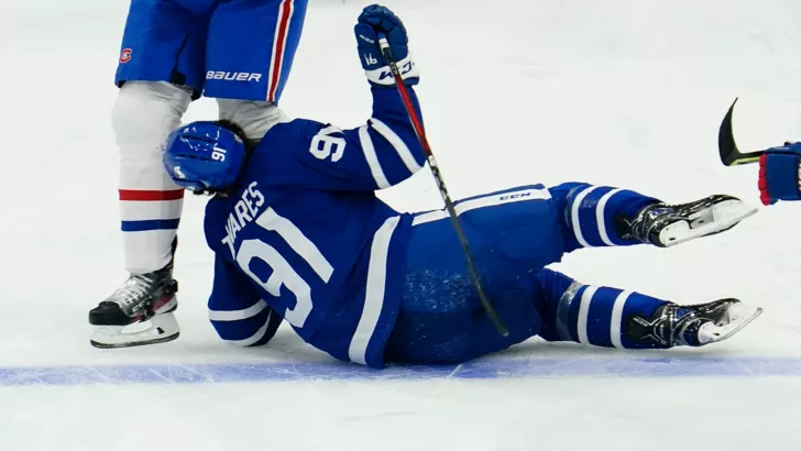 Травма Джона Тавареса в матче НХЛ