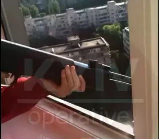 Неизвестные стреляли с балкона ЖК "Аристократ" в центре Киев. Фото: скрин