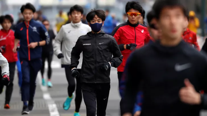 Участники более счастливого марафона в Японии
