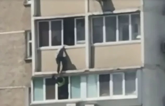 В столице мужчина хотел выпрыгнуть из окна многоэтажки. Фото: скрин