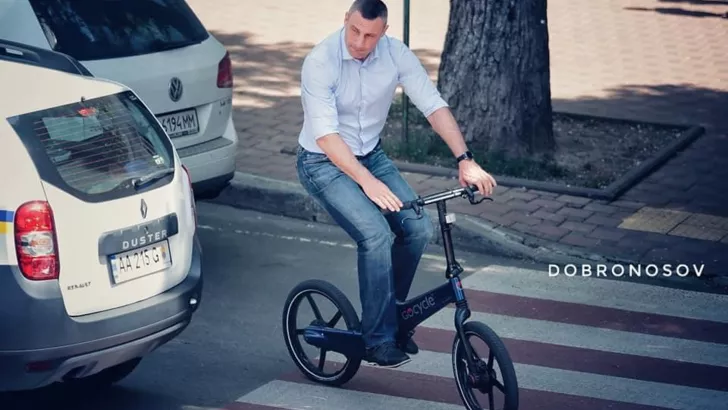 Мэр Киева Виталий Кличко на велосипеде. Фото: Yan Dobronosov