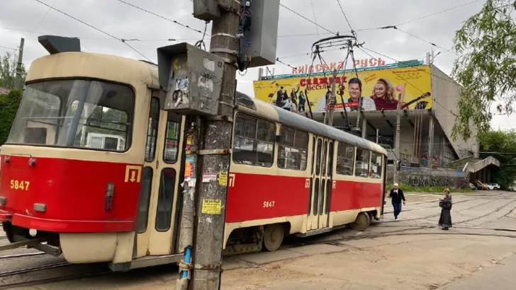 В столице трамвай сошел с рельс. Фото: Диана Дрозд