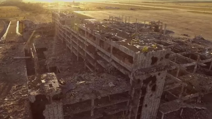 Руины Донецкого аэропорта после атак российских военных. Скриншот