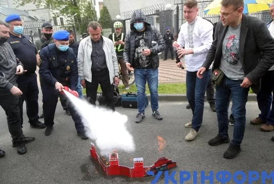 В Киеве под посольством РФ пытались сжечь "Кремль". Фото: Укринформ