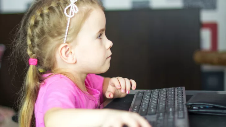 Если ребенку скучно, то не всегда ему нужно включать компьютер или телевизор