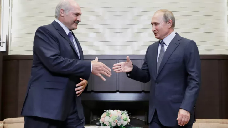 Александр Лукашенко (слева) и Владимир Путин (справа). Фото: РБК