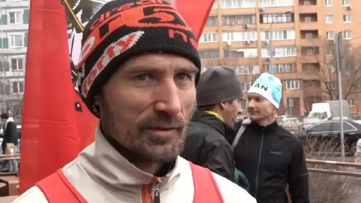Владимир Попов только что закончил забег на почти 1900 км/Фото kazan.kp.ru
