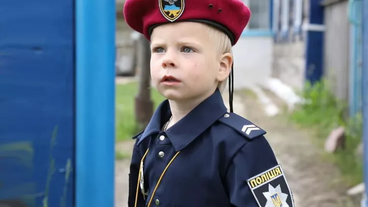 В Киевской области мальчика приняли в ряды полиции. Фото: Нацполиция
