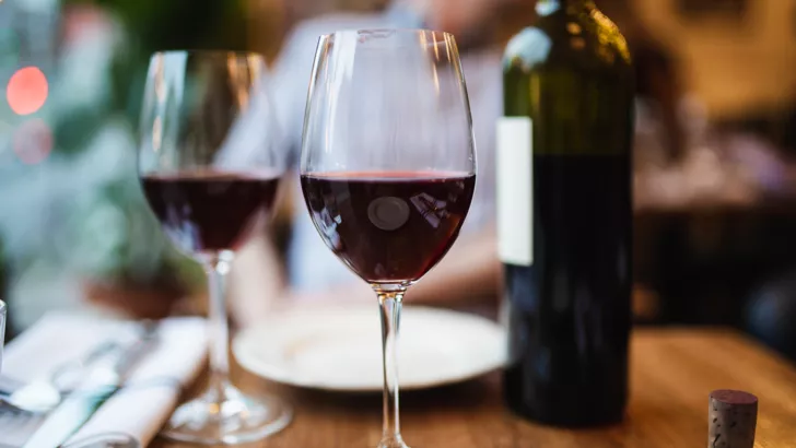 Как правильно хранить открытую бутылку вина