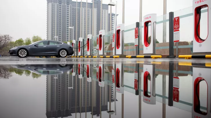 На зарядних станціях Tesla в Америці можна буде перекусити. Фото: REUTERS/Thomas Peter