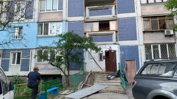 Мужчина в Киеве упал с многоэтажки. Фото: Магнолия-ТВ