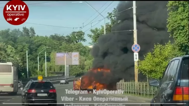 У Києві горіло авто