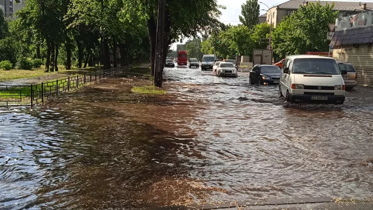 У Дніпровському районі затопило дороги. Фото: ПознякиОсокоркиХарківській / Facebook