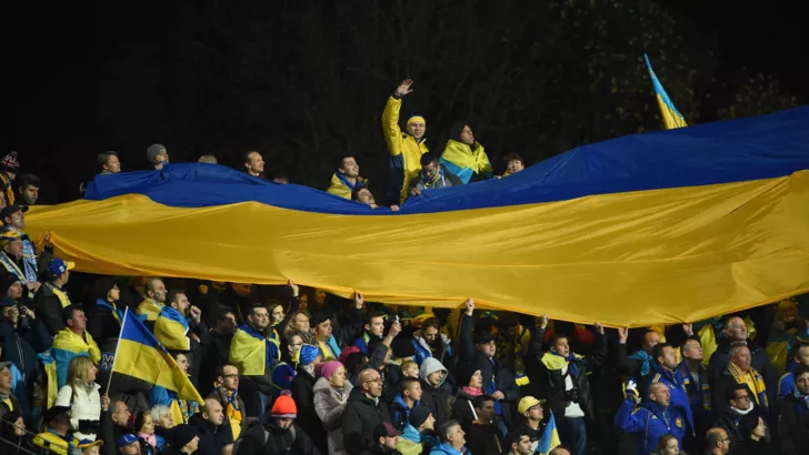 Украинский флаг не пропустили в фан-зону в России
