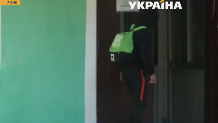Студент разбился, выпав с четвертого этажа общежития в Ровно. Фото: скриншот
