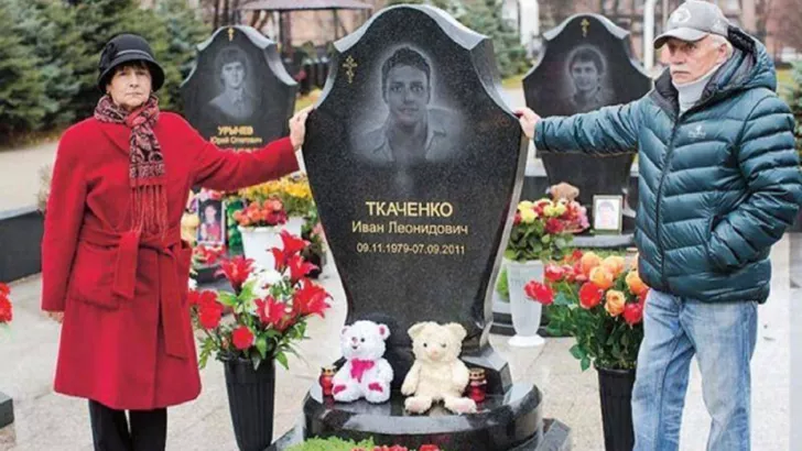 Родители Ивана Ткаченко у могилы своего сына