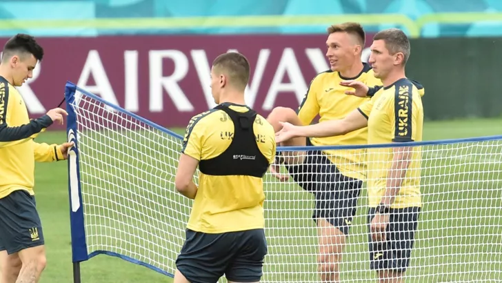 На тренировках сборная Украины играет в теннисбол