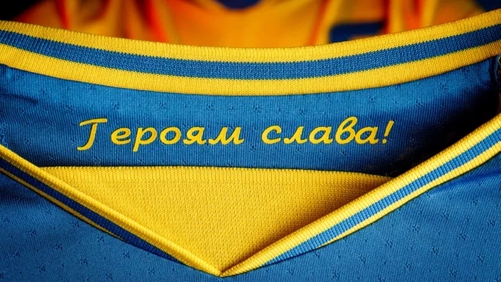 Слоган "Героям слава!" на форме сборной