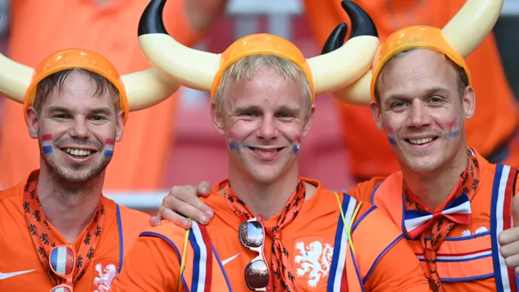Веселые фанаты сборной Нидерландов