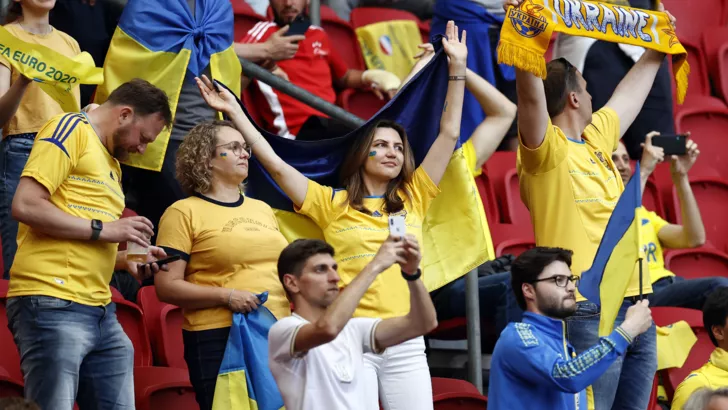В Амстердаме можно болеть с украинскими флагами