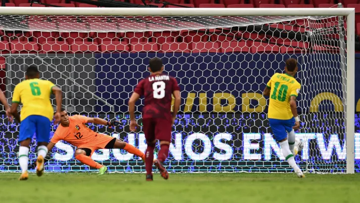 Неймар реализовал пенальти в матче Бразилия - Венесуэла