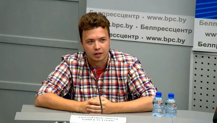 На брифинг в МИД Беларуси привели Протасевича. Фото: скриншот с видеотрансляции
