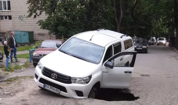У Києві авто провалилося в асфальт. Фото: Київ Зараз/Telegram