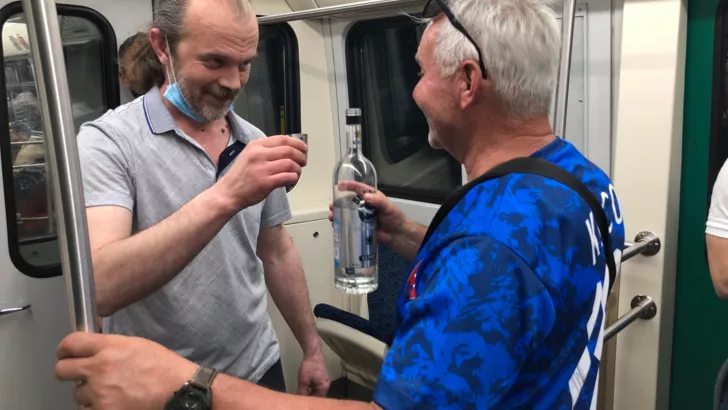 Словацкий болельщик угощал водкой в метро