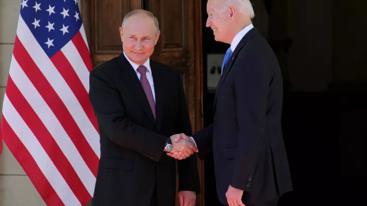 Байден впервые встретился с Путиным после своего избрания. Фото: Alexander Zemlianichenko/REUTERS