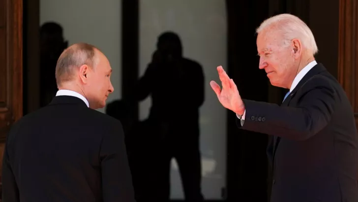 Перед переговорами с Байденом Путин пытался шутить. Фото: REUTERS/Denis Balibouse