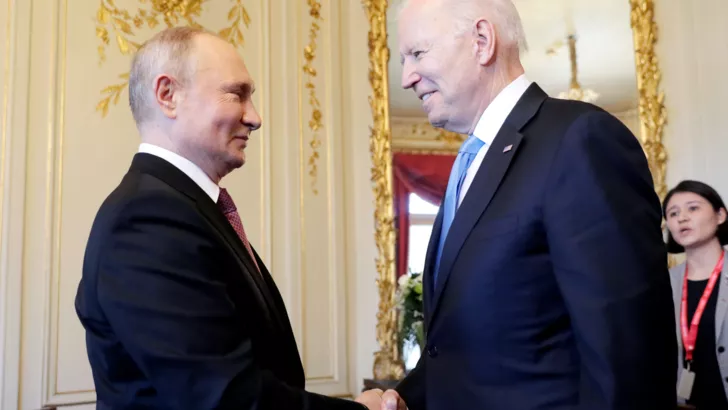 Президенти США і Росії при зустрічі двічі обмінялися рукостисканнями