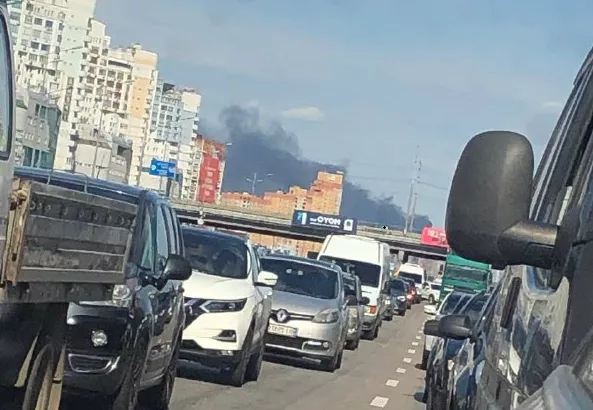 Дым виднеется со стороны Бориспольской. Фото: Александр Мальцев/Telegram