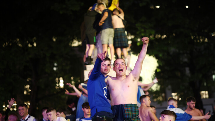 Фанаты сборной Шотландии празднуют ничью 0:0 в Лондоне | Фото: Reuters